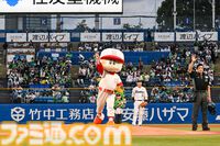 『パワフルプロ野球』パワプロくんが神宮球場でノーバン始球式！ ストライク投球を披露。コラボフードがたくさんの神宮球場は『パワプロ』ファン必見