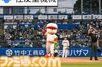 『パワフルプロ野球』パワプロくんが神宮球場でノーバン始球式！ ストライク投球を披露。コラボフードがたくさんの神宮球場は『パワプロ』ファン必見