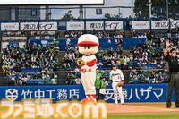 『パワフルプロ野球』パワプロくんが神宮球場でノーバン始球式！ ストライク投球を披露。コラボフードがたくさんの神宮球場は『パワプロ』ファン必見