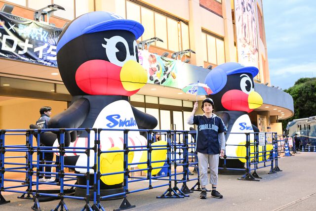 『パワフルプロ野球』パワプロくんが神宮球場でノーバン始球式！ ストライク投球を披露。コラボフードがたくさんの神宮球場は『パワプロ』ファン必見