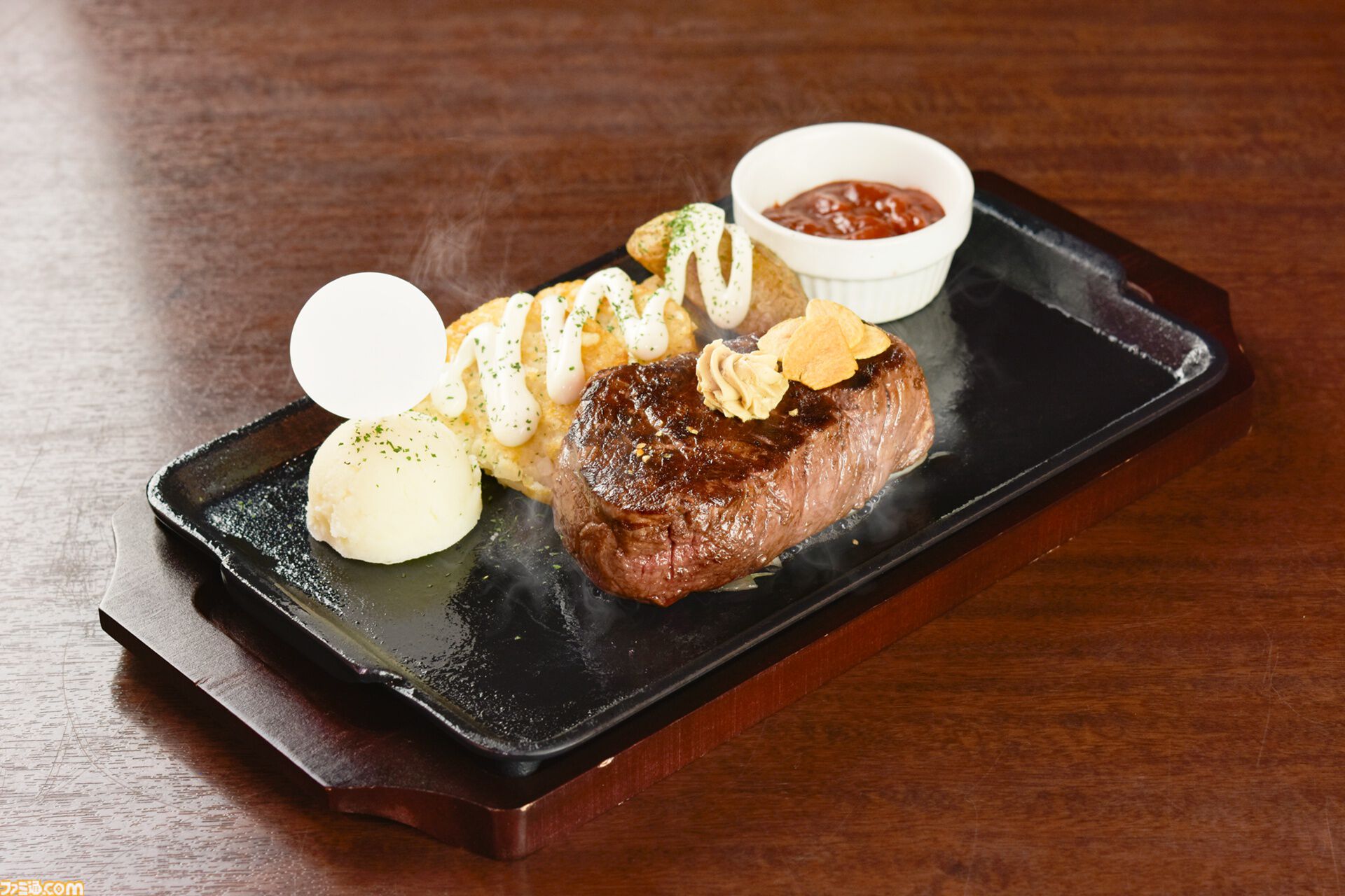 【非売品】いきなりステーキ コラボ限定クッション 赤見かるび わいわい 未開封】いきなりステーキ コラボ限定グッズ クッション 赤見か