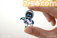 『アストロボット』躍動感あふれるアストロを描いたTシャツが登場。角度によって表情が変化するレンチキュラーピンバッジとあわせて本日（5/22）発売