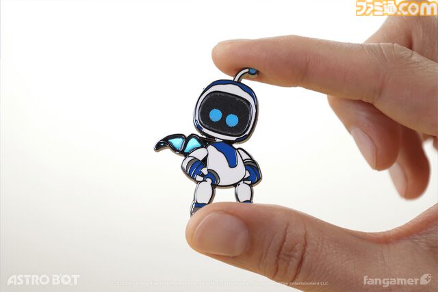 『アストロボット』躍動感あふれるアストロを描いたTシャツが登場。角度によって表情が変化するレンチキュラーピンバッジとあわせて本日（5/22）発売