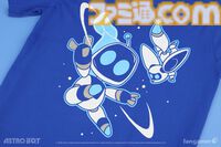 『アストロボット』躍動感あふれるアストロを描いたTシャツが登場。角度によって表情が変化するレンチキュラーピンバッジとあわせて本日（5/22）発売