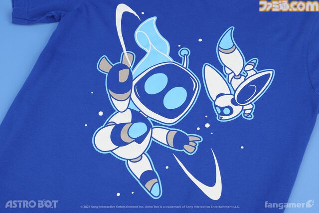 『アストロボット』躍動感あふれるアストロを描いたTシャツが登場。角度によって表情が変化するレンチキュラーピンバッジとあわせて本日（5/22）発売