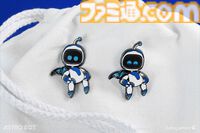 『アストロボット』躍動感あふれるアストロを描いたTシャツが登場。角度によって表情が変化するレンチキュラーピンバッジとあわせて本日（5/22）発売