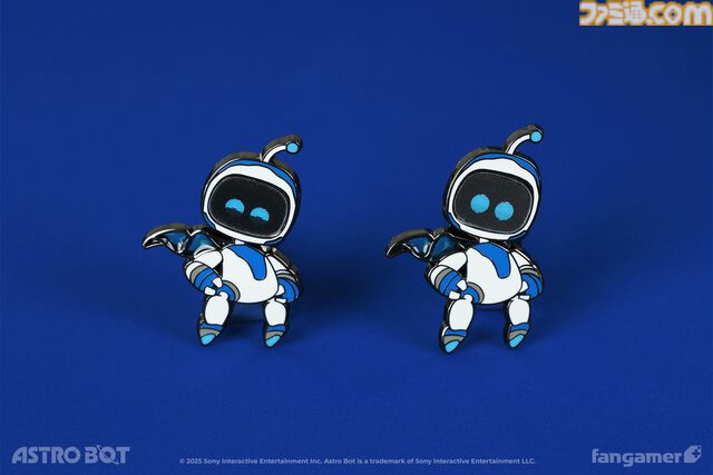 『アストロボット』躍動感あふれるアストロを描いたTシャツが登場。角度によって表情が変化するレンチキュラーピンバッジとあわせて本日（5/22）発売