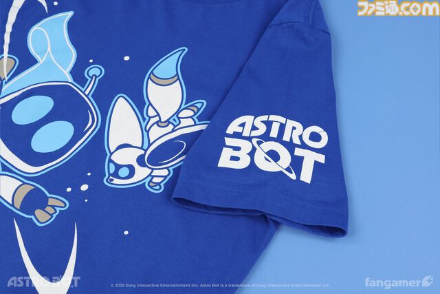 『アストロボット』躍動感あふれるアストロを描いたTシャツが登場。角度によって表情が変化するレンチキュラーピンバッジとあわせて本日（5/22）発売