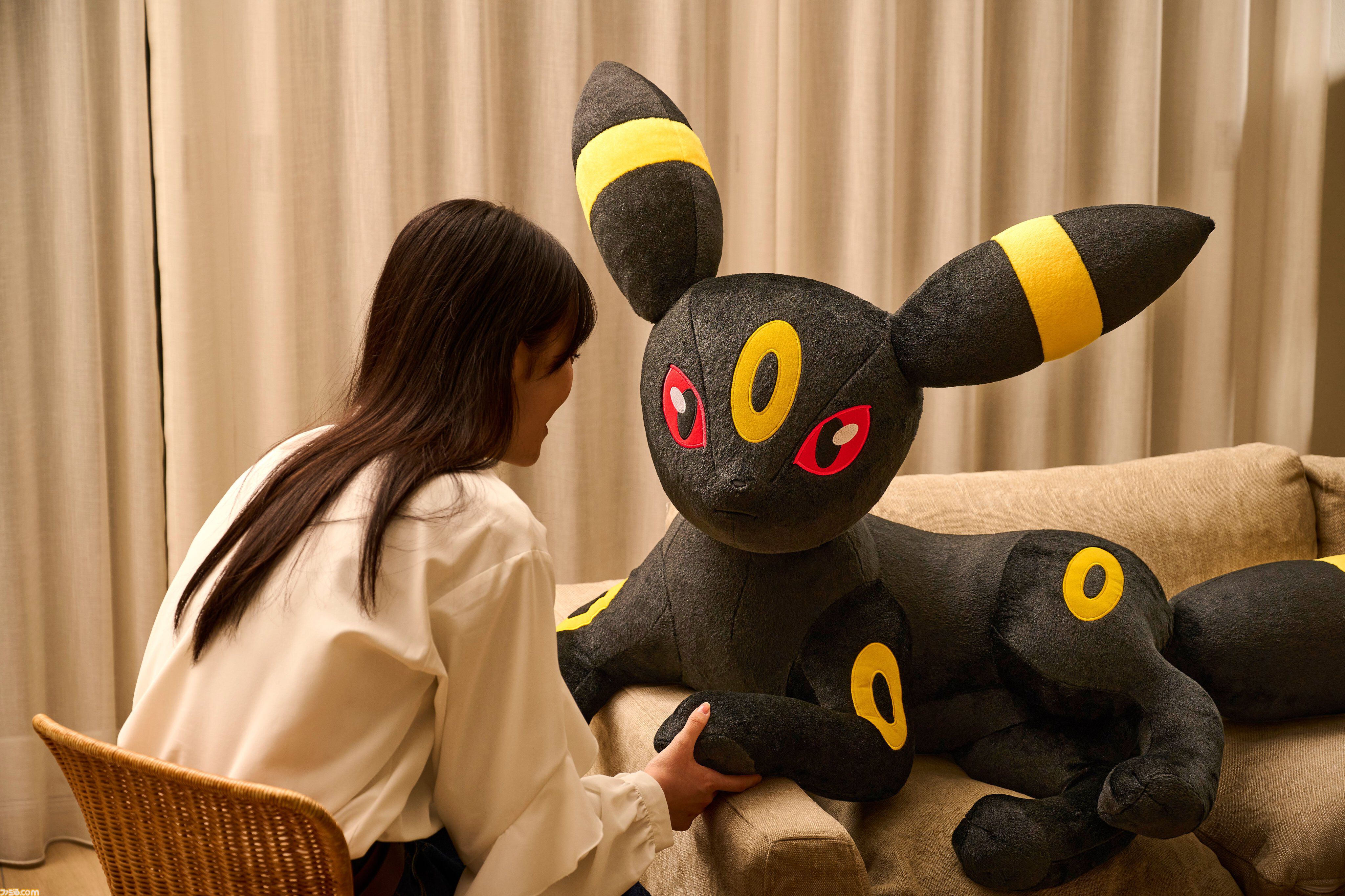 ポケモン】エーフィ・ブラッキーの等身大ぬいぐるみが受注開始
