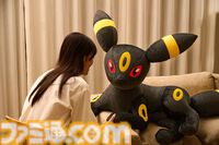 【ポケモン】エーフィ・ブラッキーの等身大ぬいぐるみが受注開始。寝そべったイーブイフレンズが朝も夜も癒しに
