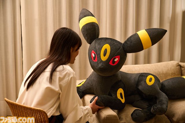 【ポケモン】エーフィ・ブラッキーの等身大ぬいぐるみが受注開始。寝そべったイーブイフレンズが朝も夜も癒しに