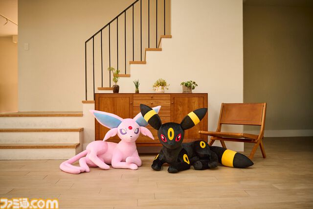 【ポケモン】エーフィ・ブラッキーの等身大ぬいぐるみが受注開始。寝そべったイーブイフレンズが朝も夜も癒しに