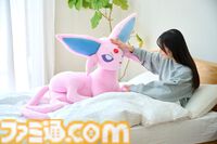 【ポケモン】エーフィ・ブラッキーの等身大ぬいぐるみが受注開始。寝そべったイーブイフレンズが朝も夜も癒しに