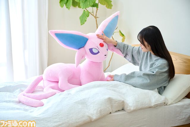 【ポケモン】エーフィ・ブラッキーの等身大ぬいぐるみが受注開始。寝そべったイーブイフレンズが朝も夜も癒しに