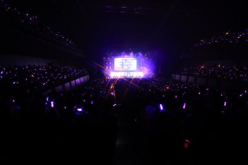 『学マス』1stライブ“Spotlight Star DAY1”リポート。美鈴新曲『Superlative』が初披露。Begraziaの『Star-mine』、Re;IRISの『雨上がりのアイリス』などのユニット曲に初星コミュの感動を呼び起こされるライブに