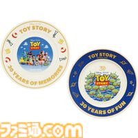 『トイストーリー』30周年一番くじが本日（5/30）発売。ピザ・プラネットのロケット型クレーンゲームのライトや、ウッディ＆バズの記念フィギュアが登場