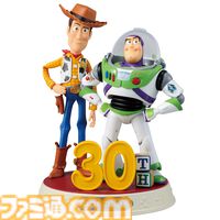 『トイストーリー』30周年一番くじが本日（5/30）発売。ピザ・プラネットのロケット型クレーンゲームのライトや、ウッディ＆バズの記念フィギュアが登場