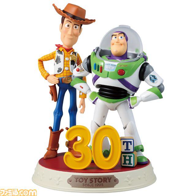 『トイストーリー』30周年一番くじが本日（5/30）発売。ピザ・プラネットのロケット型クレーンゲームのライトや、ウッディ＆バズの記念フィギュアが登場