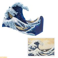 【葛飾北斎】の一番くじが本日（8/31）再販スタート。名画“神奈川沖浪裏”が立体的なジオラマに。尾州不二見原の丸桶はふわふわのクッション化