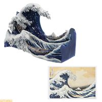 【葛飾北斎】の一番くじが本日（8/31）再販スタート。名画“神奈川沖浪裏”が立体的なジオラマに。尾州不二見原の丸桶はふわふわのクッション化