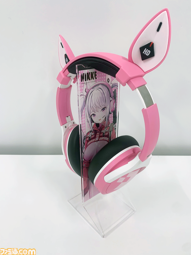 『NIKKE』エレグの描き下ろしイラストをデスクマット＆ジオラマがエビテン限定で登場。PCクッションや限定Tシャツ、アリスのヘッドホンがラインアップ