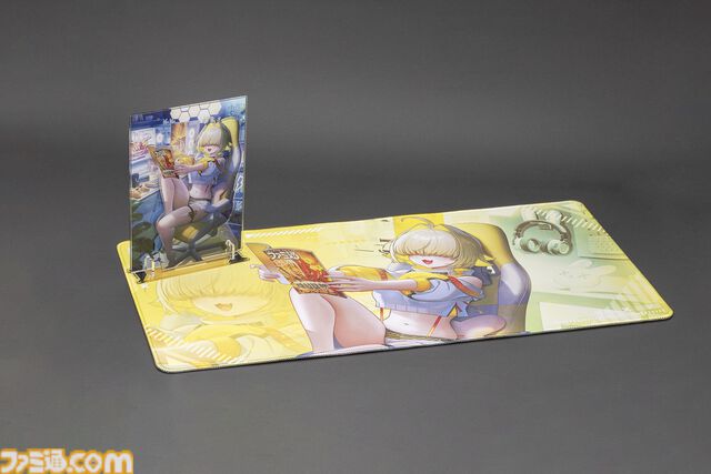 『NIKKE』エレグの描き下ろしイラストをデスクマット＆ジオラマがエビテン限定で登場。PCクッションや限定Tシャツ、アリスのヘッドホンがラインアップ