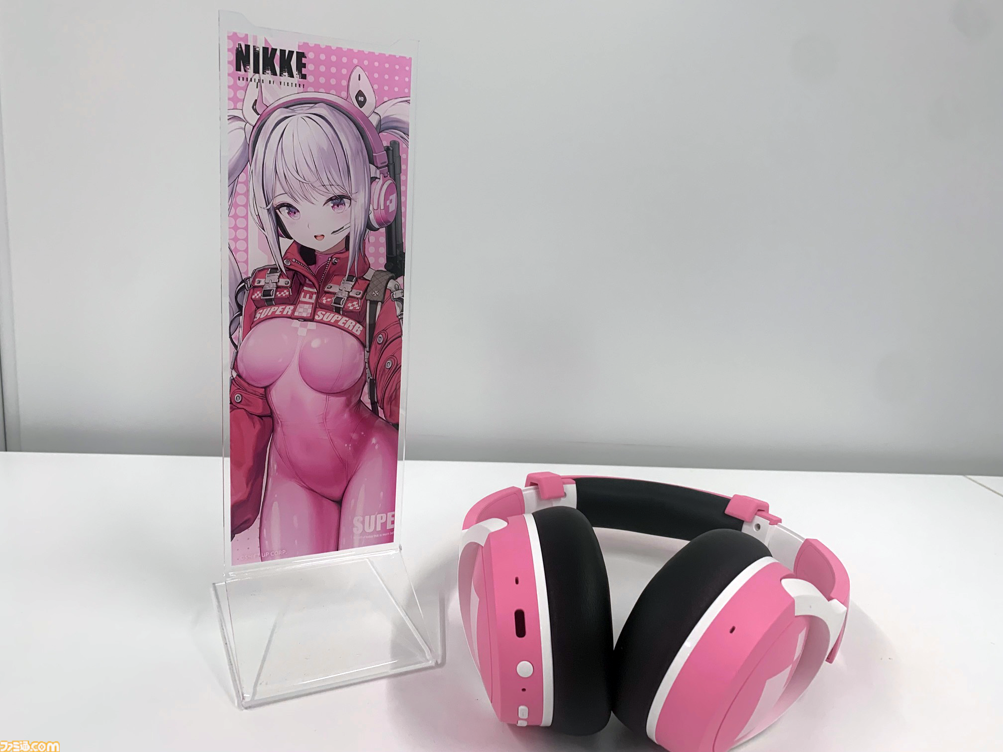 『NIKKE』エレグの描き下ろしイラストをデスクマット＆ジオラマがエビテン限定で登場。PCクッションや限定Tシャツ、アリスのヘッドホンがラインアップ