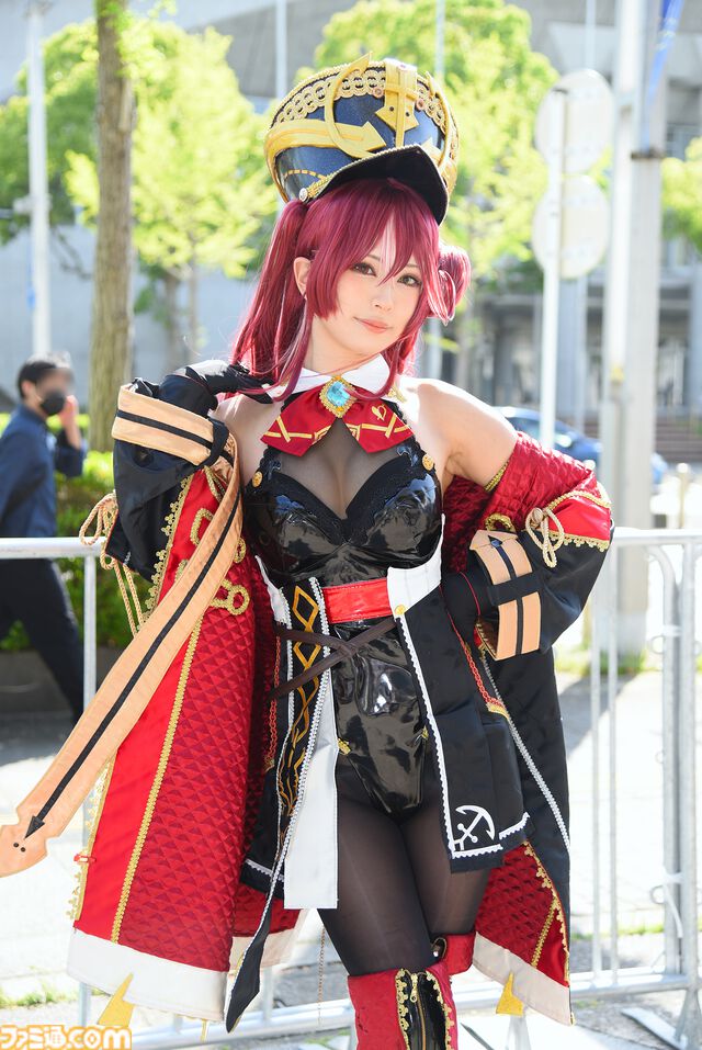 【コスプレ】『NIKKE』ロザンナのポーズにたじろぐ。『ドラクエ4』マーニャとミネア、『ドリームクラブ』『ブルアカ』ときて、『怪獣8号』の迫力がすごい【ニコニコ超会議2024】