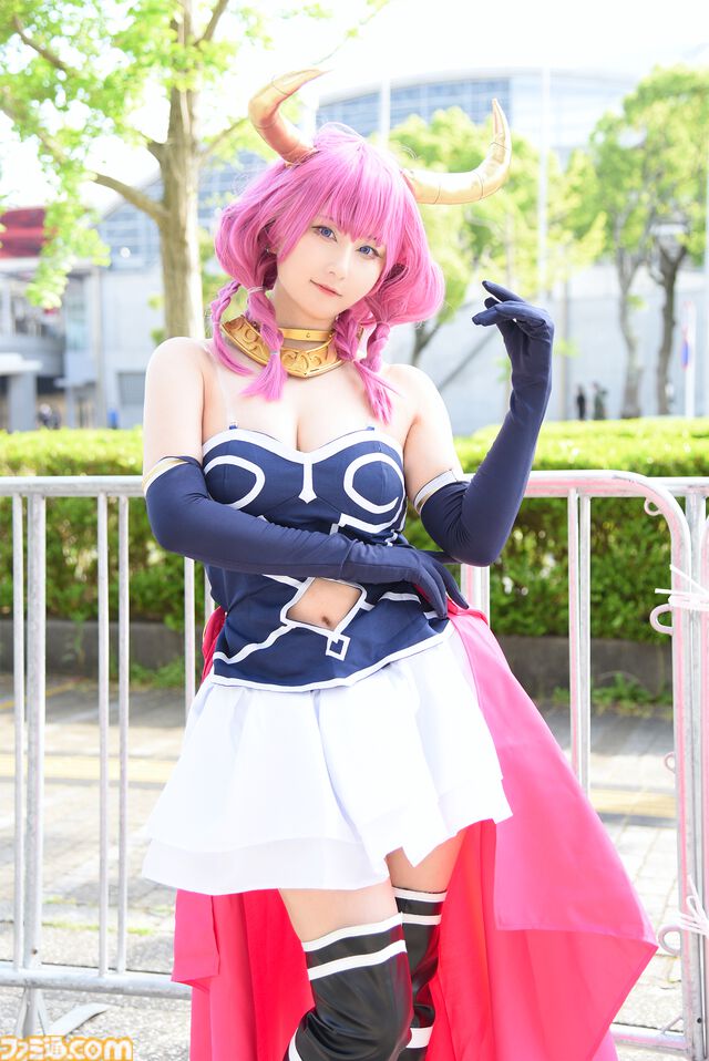 【コスプレ】『NIKKE』ロザンナのポーズにたじろぐ。『ドラクエ4』マーニャとミネア、『ドリームクラブ』『ブルアカ』ときて、『怪獣8号』の迫力がすごい【ニコニコ超会議2024】