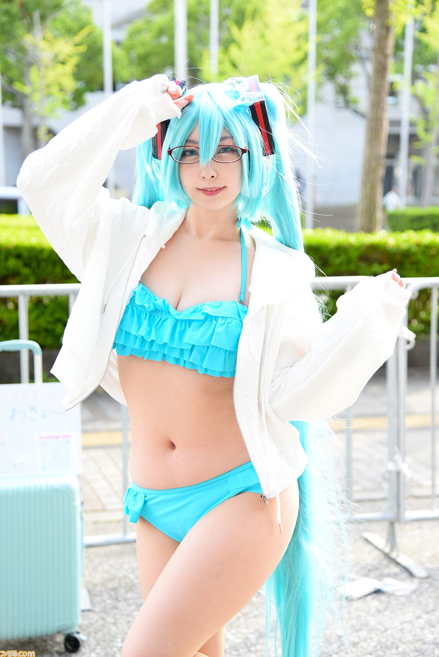 【コスプレ】『NIKKE』ロザンナのポーズにたじろぐ。『ドラクエ4』マーニャとミネア、『ドリームクラブ』『ブルアカ』ときて、『怪獣8号』の迫力がすごい【ニコニコ超会議2024】