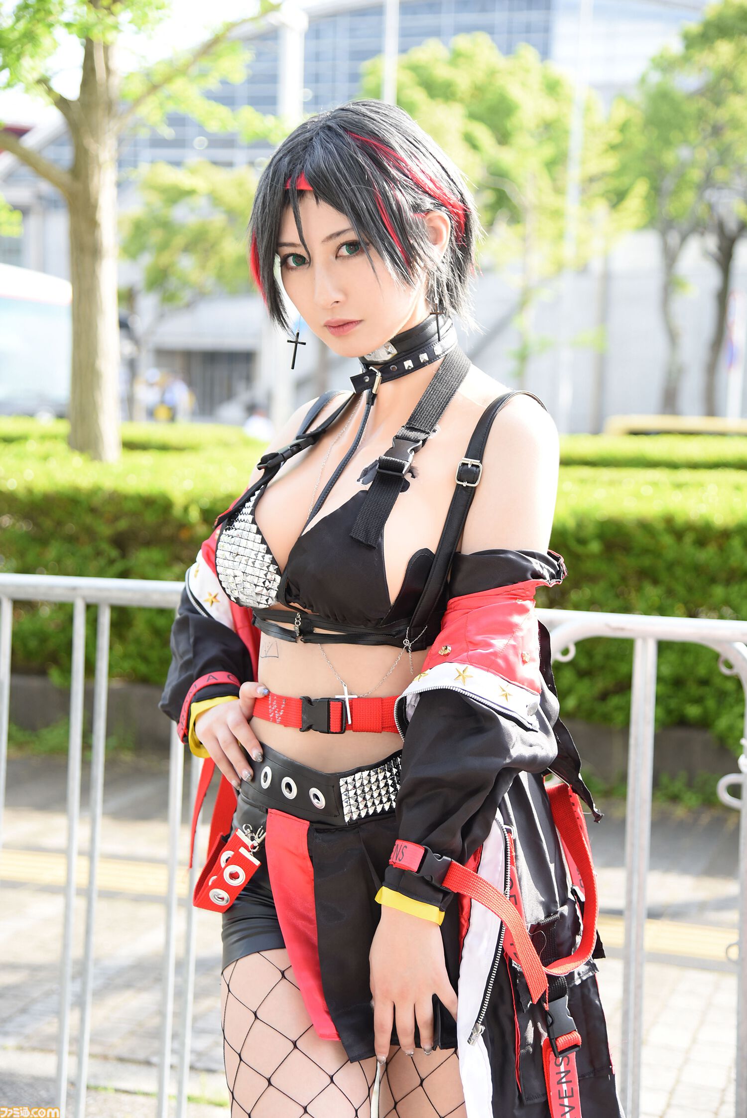 コスプレ】『NIKKE』ロザンナのポーズにたじろぐ。『ドラクエ4