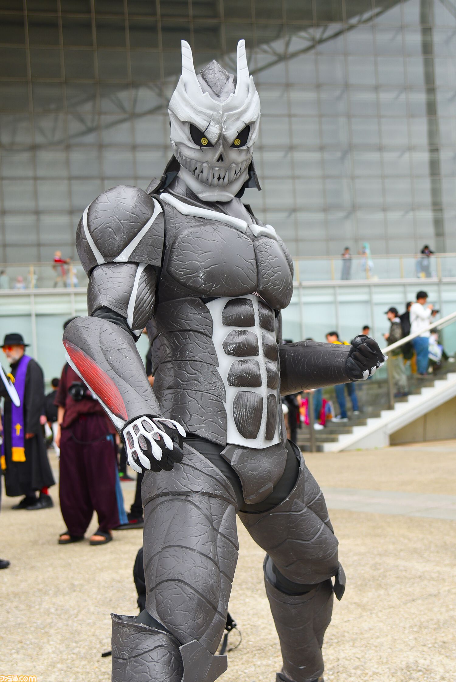 【コスプレ】『NIKKE』ロザンナのポーズにたじろぐ。『ドラクエ4』マーニャとミネア、『ドリームクラブ』『ブルアカ』ときて、『怪獣8号』の迫力がすごい【ニコニコ超会議2024】