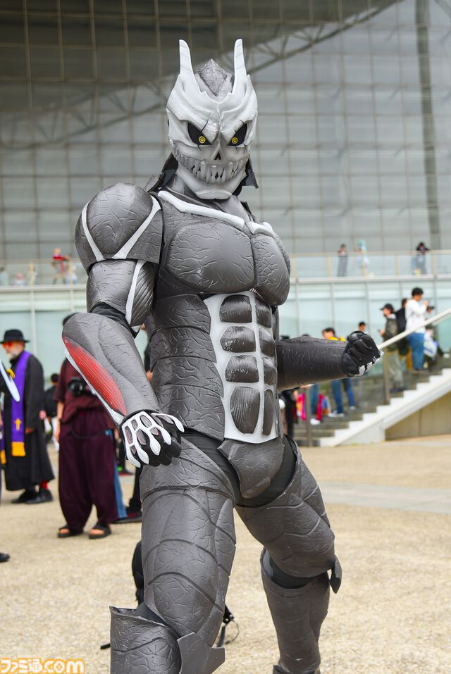 【コスプレ】『NIKKE』ロザンナのポーズにたじろぐ。『ドラクエ4』マーニャとミネア、『ドリームクラブ』『ブルアカ』ときて、『怪獣8号』の迫力がすごい【ニコニコ超会議2024】