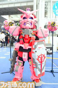 【コスプレ】『ガンダム ジークアクス』人間サイズの“赤いガンダム”やシャリア・ブル、『逆転裁判』ヒロイン、バニー衣装の『ダンガンロンパ』江ノ島盾子らも参戦！ 初開催の“コスサミパーティー”を沸かせたコスプレイヤーたち