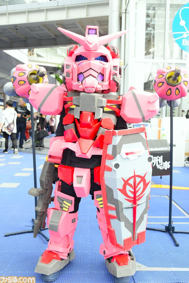 【コスプレ】『ガンダム ジークアクス』人間サイズの“赤いガンダム”やシャリア・ブル、『逆転裁判』ヒロイン、バニー衣装の『ダンガンロンパ』江ノ島盾子らも参戦！ 初開催の“コスサミパーティー”を沸かせたコスプレイヤーたち