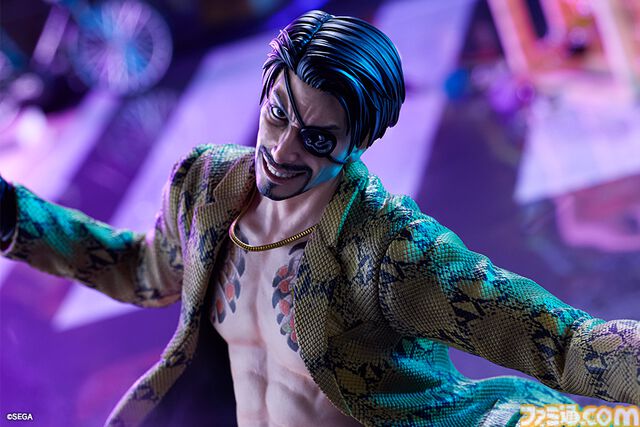 『龍が如く』真島吾朗の1/6スケールフィギュアが登場。大迫力の狂気溢れる戦闘シーンを再現。セガストア特典として東城会本部の布ポスターが付属する