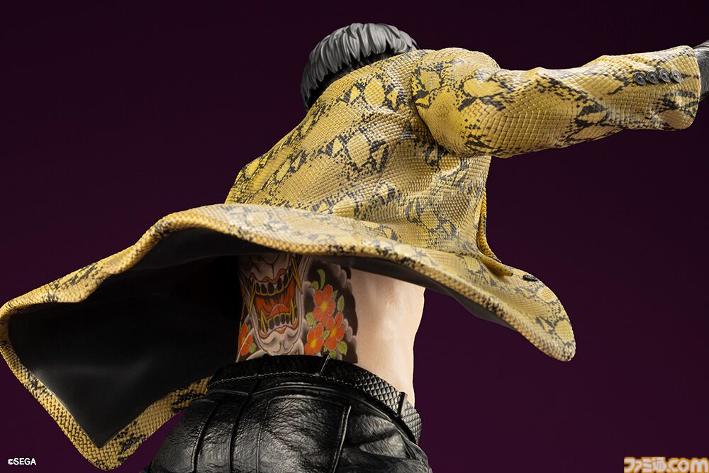 『龍が如く』真島吾朗の1/6スケールフィギュアが登場。大迫力の狂気溢れる戦闘シーンを再現。セガストア特典として東城会本部の布ポスターが付属する