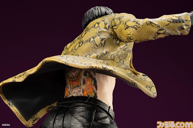 『龍が如く』真島吾朗の1/6スケールフィギュアが登場。大迫力の狂気溢れる戦闘シーンを再現。セガストア特典として東城会本部の布ポスターが付属する