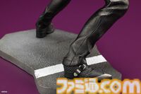 『龍が如く』真島吾朗の1/6スケールフィギュアが登場。大迫力の狂気溢れる戦闘シーンを再現。セガストア特典として東城会本部の布ポスターが付属する