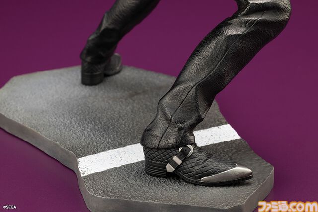 『龍が如く』真島吾朗の1/6スケールフィギュアが登場。大迫力の狂気溢れる戦闘シーンを再現。セガストア特典として東城会本部の布ポスターが付属する