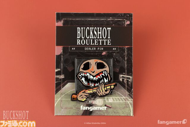 『バックショットルーレット』ディーラーがデザインされた“運が悪いなTシャツ”が登場。同時発売のピンバッジもクールなデザイン