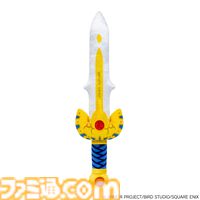 『ドラゴンクエスト』ロトの装備がぬいぐるみになって登場。かぶれる兜や剣、盾で勇者になりきれる。HD-2D版ロト三部作のタペストリーも