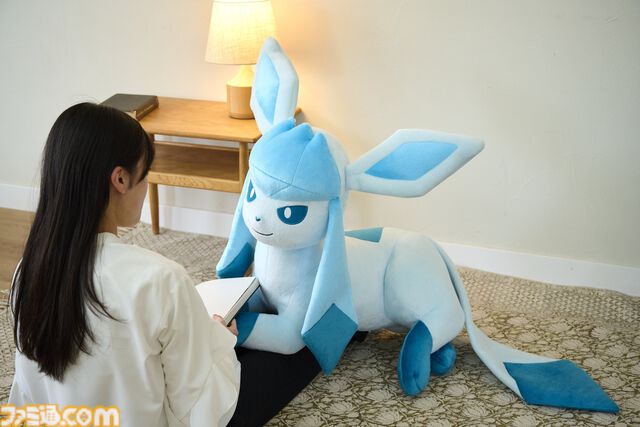 【ポケモン】ニンフィア・リーフィア・グレイシアの等身大ぬいぐるみが本日（6/20）から受注開始。寝そべってリラックスした姿がかわいい