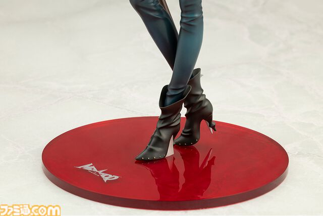 『メタファー』ヒュルケンベルグがフィギュアに。流麗な赤髪、衣装の革の質感などにこだわった逸品。アトラスDショップの特典はB2タペストリー