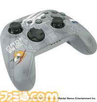 『エースコンバット』仕様のコントローラー登場。戦闘機をイメージした配色にトリガーの三本爪をあしらったデザイン