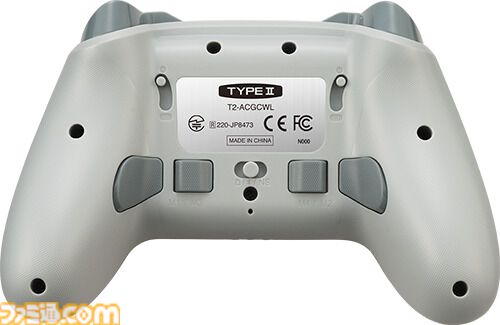 『エースコンバット』仕様のコントローラー登場。戦闘機をイメージした配色にトリガーの三本爪をあしらったデザイン