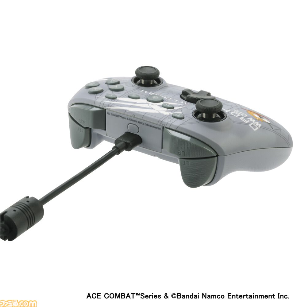 エースコンバット』仕様のコントローラー登場。戦闘機をイメージ