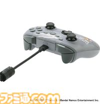『エースコンバット』仕様のコントローラー登場。戦闘機をイメージした配色にトリガーの三本爪をあしらったデザイン