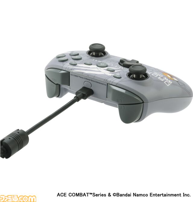 『エースコンバット』仕様のコントローラー登場。戦闘機をイメージした配色にトリガーの三本爪をあしらったデザイン