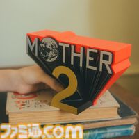 『MOTHER2』どせいさんのパタパタ時計が登場。ビッグなタイトルロゴフィギュアとともに7月17日よりオンライン先行販売が開始